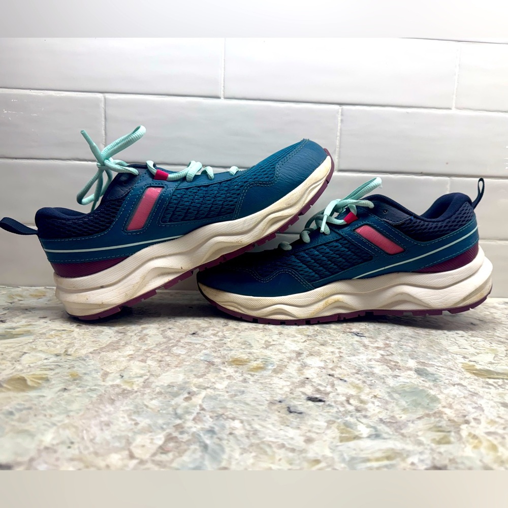Columbia Hiking Shoes Womens. size 9.5